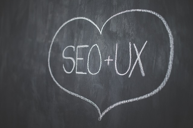 Imagen de una pizarra con un corazón y en u interior las siglas de SEO mas UX