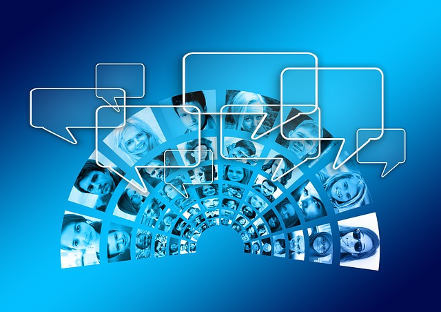 Imagen representando una mesa redonda de participantes.